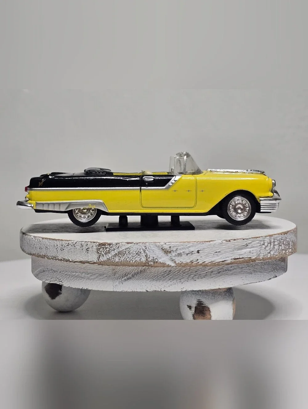 1955 Pontiac Starchief 1/43 Diecast Scale Model Car by NewRay China 2000